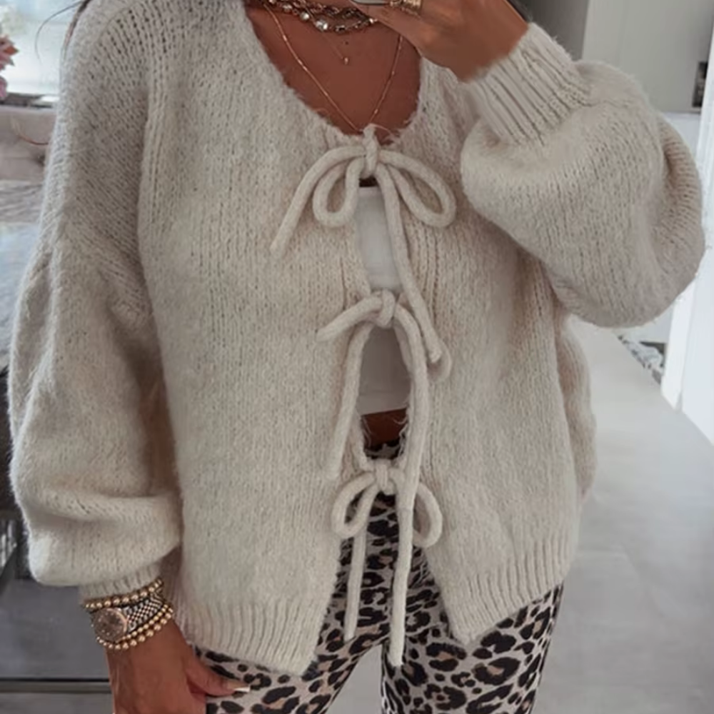 Ingebord – Kuschelige Strickjacke mit verspielten Schleifen