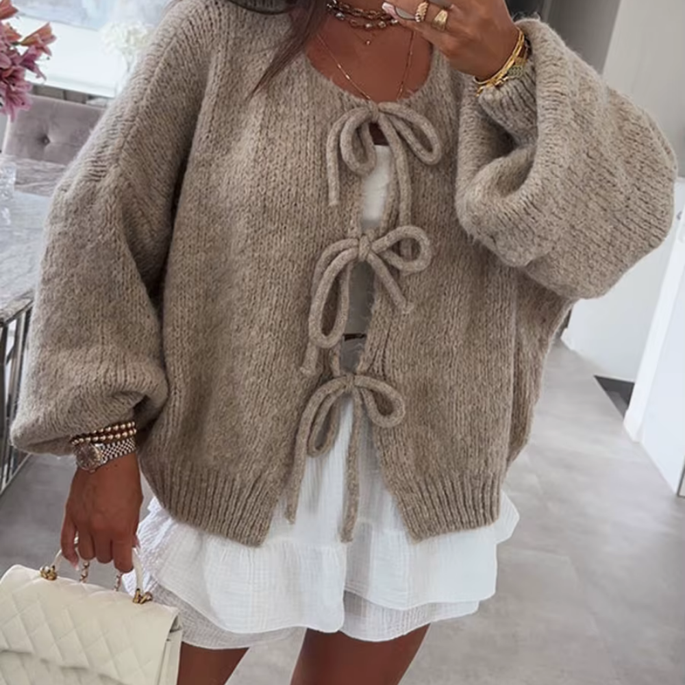 Ingebord – Kuschelige Strickjacke mit verspielten Schleifen
