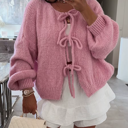 Ingebord – Kuschelige Strickjacke mit verspielten Schleifen