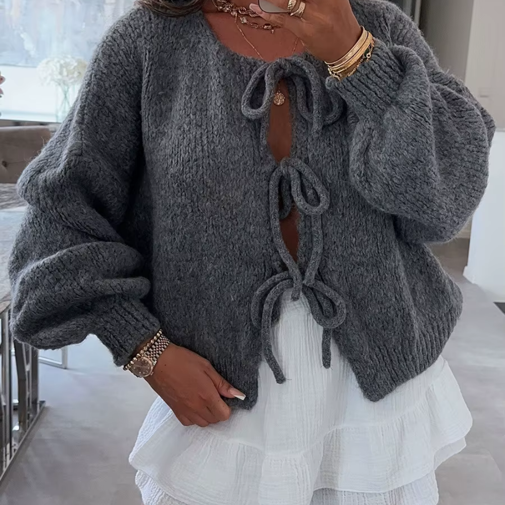Ingebord – Kuschelige Strickjacke mit verspielten Schleifen