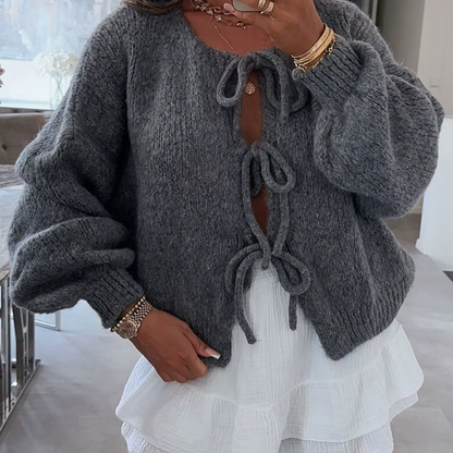 Ingebord – Kuschelige Strickjacke mit verspielten Schleifen