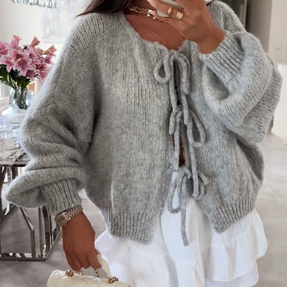 Ingebord – Kuschelige Strickjacke mit verspielten Schleifen