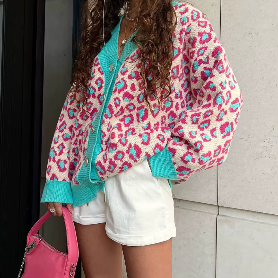 Carrie – Strickjacke mit modernem Leopardenmuster