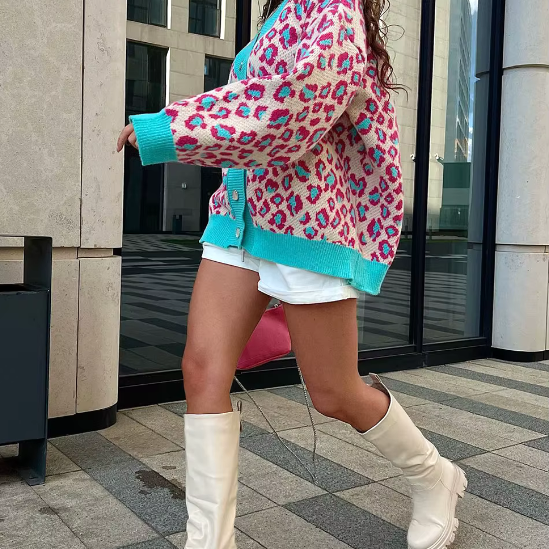 Carrie – Strickjacke mit modernem Leopardenmuster