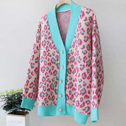 Carrie – Strickjacke mit modernem Leopardenmuster