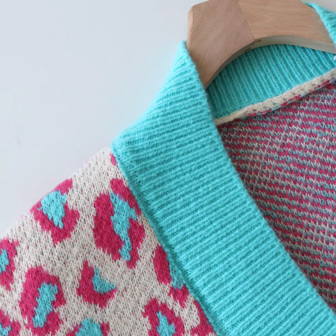 Carrie – Strickjacke mit modernem Leopardenmuster