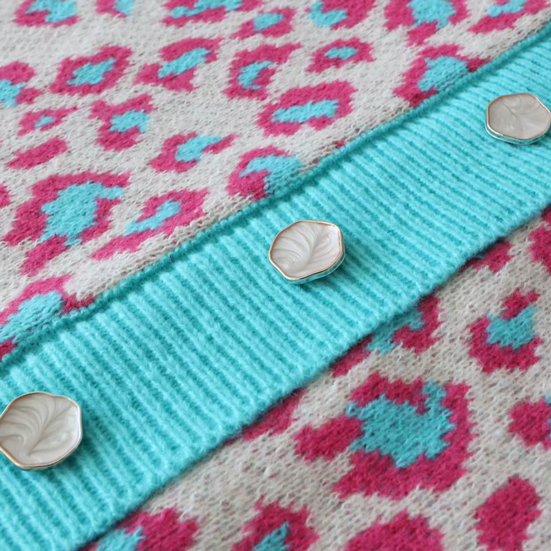 Carrie – Strickjacke mit modernem Leopardenmuster